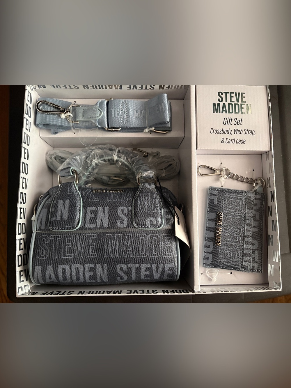 STEVE MADDEN
Gift Set
Crossbody, Web Strap,
& Card case